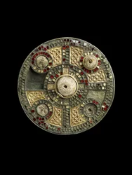 Skivebrosje, 400-1066 (glass, gull, elfenben)